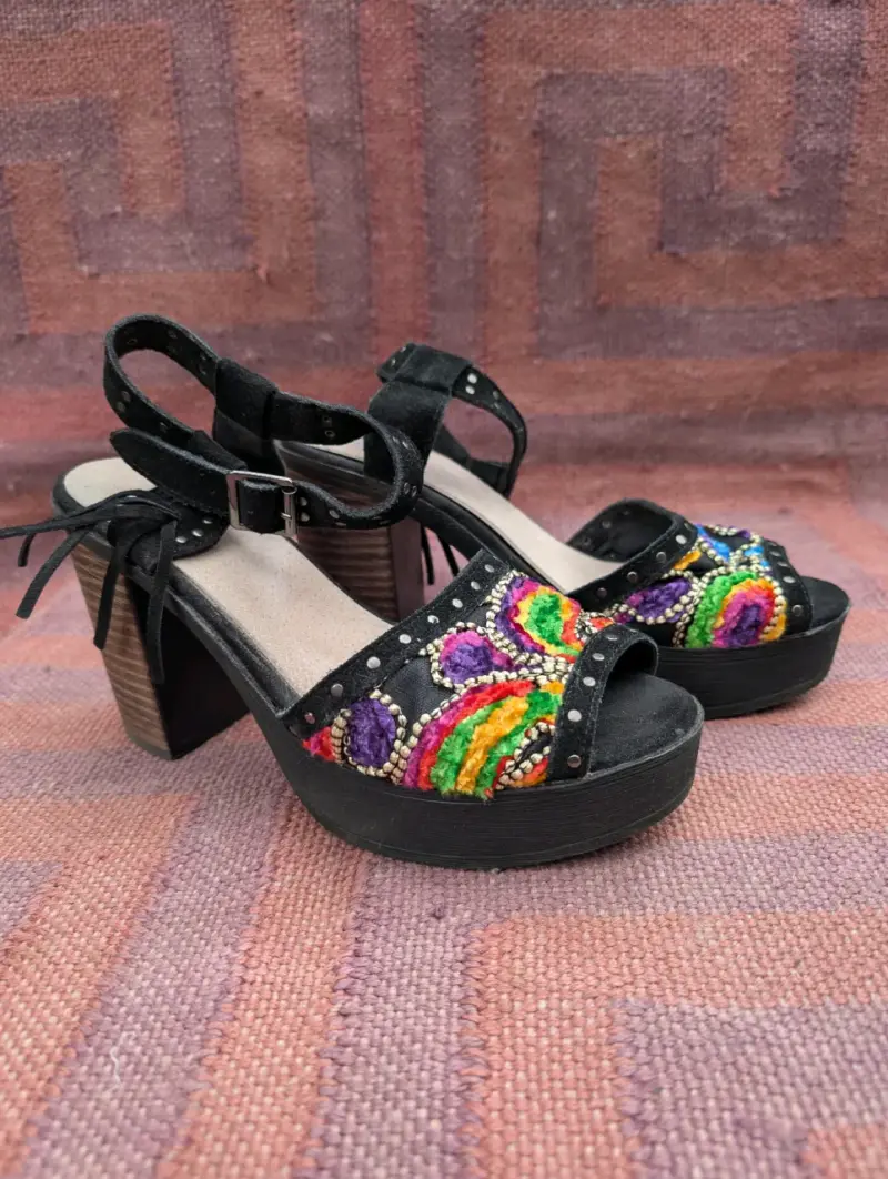 Sandalias de Tacón Negro con Diseño Elegante - 3