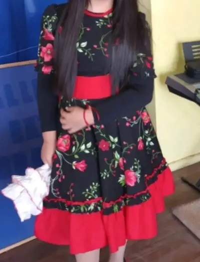 Vestido de huasa floral negro y rojo - miniatura 1