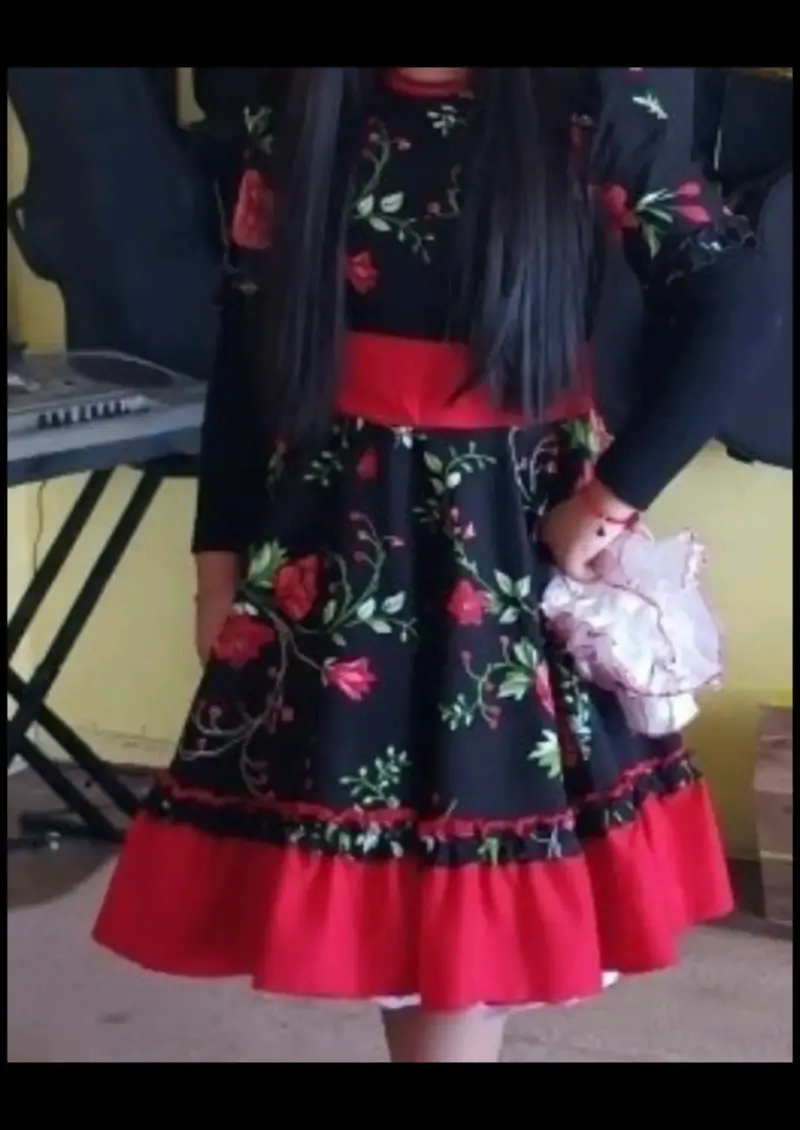 Vestido de huasa floral negro y rojo - 2