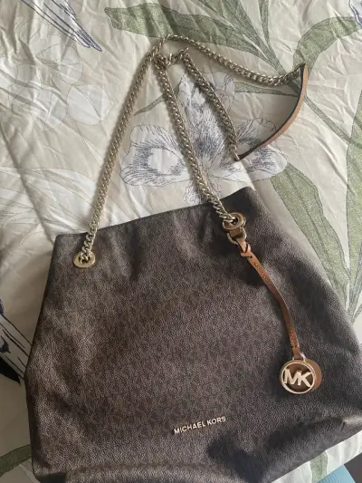 Bolso de hombro Michael Kors marrón con cadena - miniatura 1
