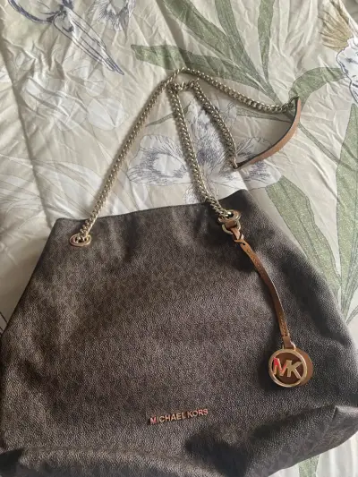 Bolso de hombro Michael Kors marrón con cadena - miniatura 2