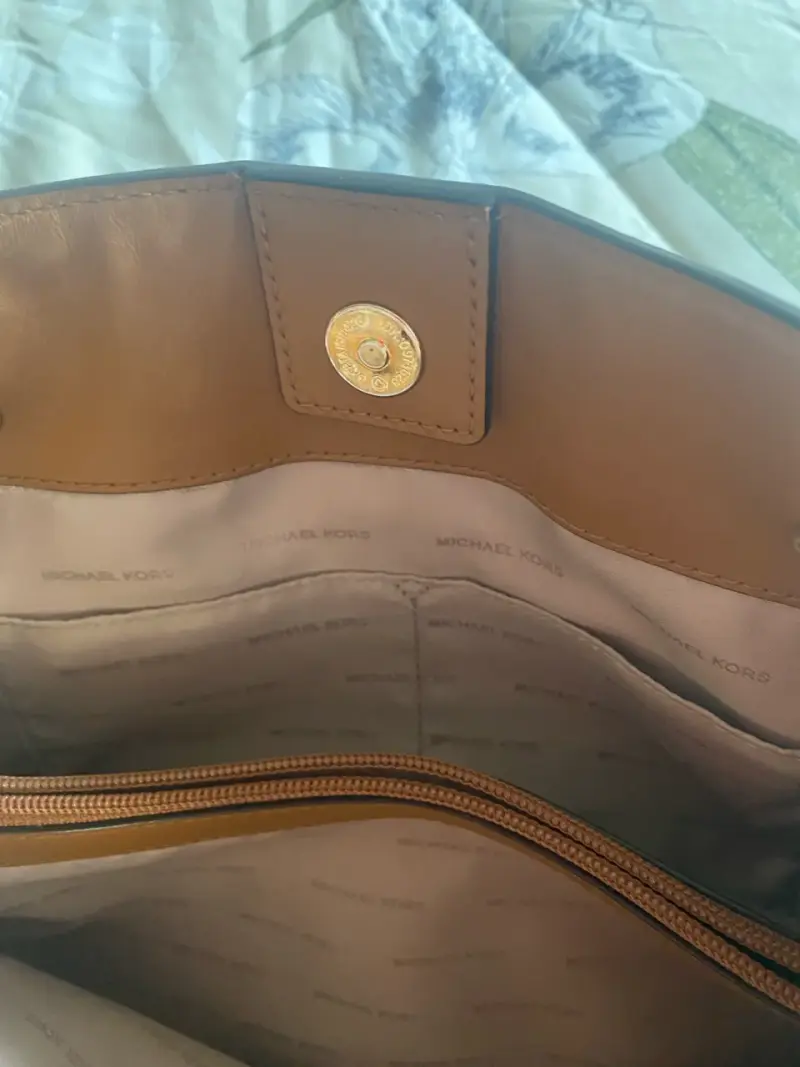 Bolso de hombro Michael Kors marrón con cadena - 4