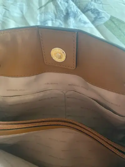 Bolso de hombro Michael Kors marrón con cadena - miniatura 4
