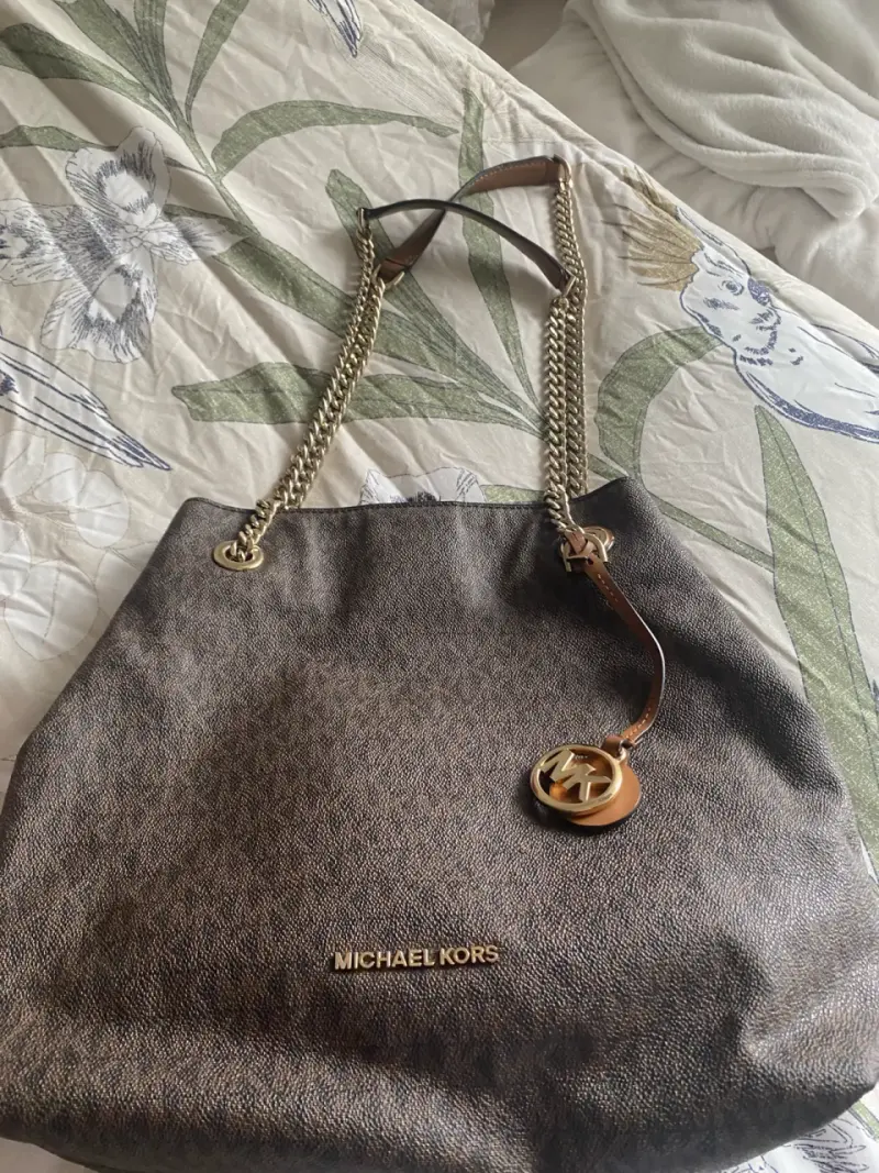 Bolso de hombro Michael Kors marrón con cadena - 6