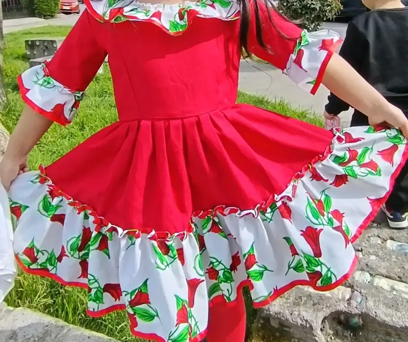 Vestido folclórico infantil rojo con volantes