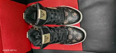 Zapatillas negras Guess con diseño dorado - miniatura 2
