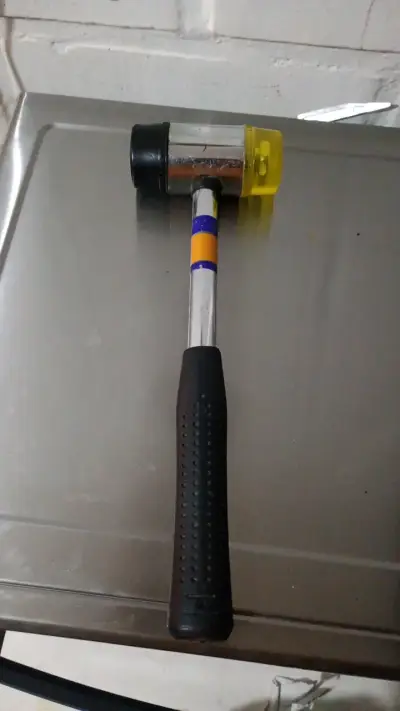 Martillo de goma con mango ergonómico - miniatura 1