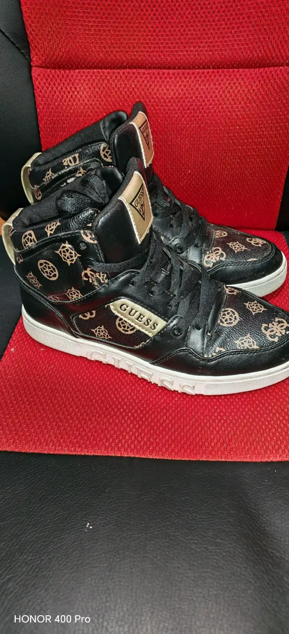 Zapatillas negras Guess con diseño dorado - 1