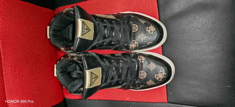 Zapatillas negras Guess con diseño dorado - 2