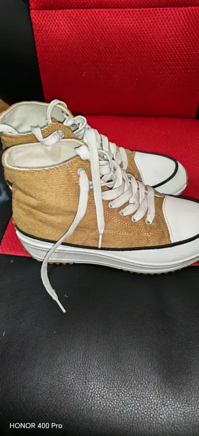 Zapatillas altas de lona cafe y blanco - miniatura 1