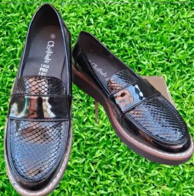 Zapatos mocasines de charol con diseño de serpiente - miniatura 1