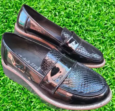 Zapatos mocasines de charol con diseño de serpiente - miniatura 2