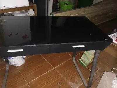 Escritorio de vidrio negro con cajones y silla - miniatura 6