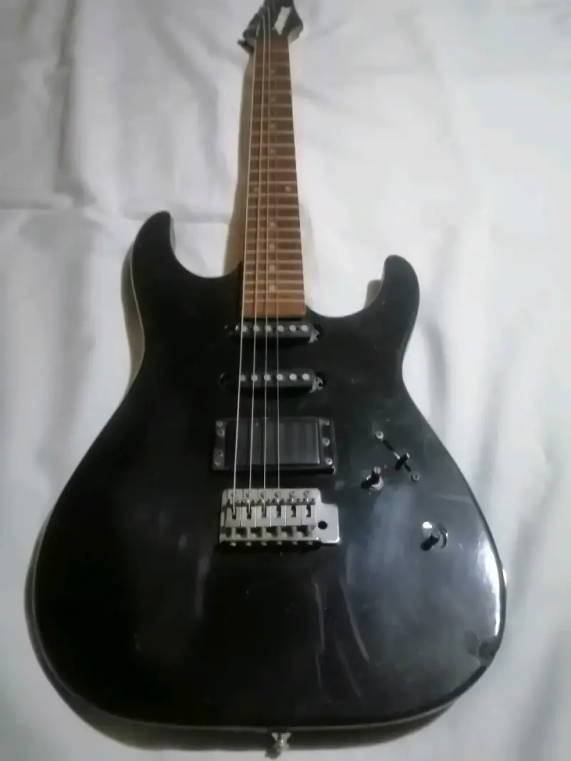 Guitarra negra de adorno - 1