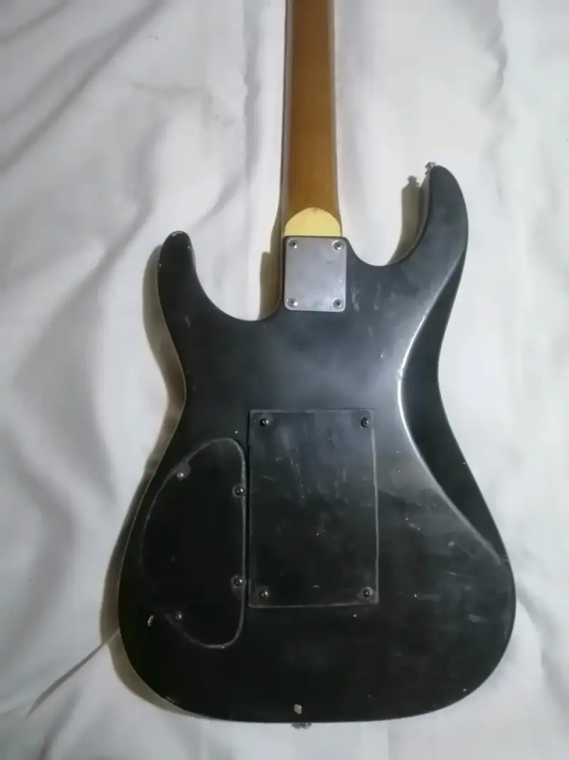 Guitarra negra de adorno - 2