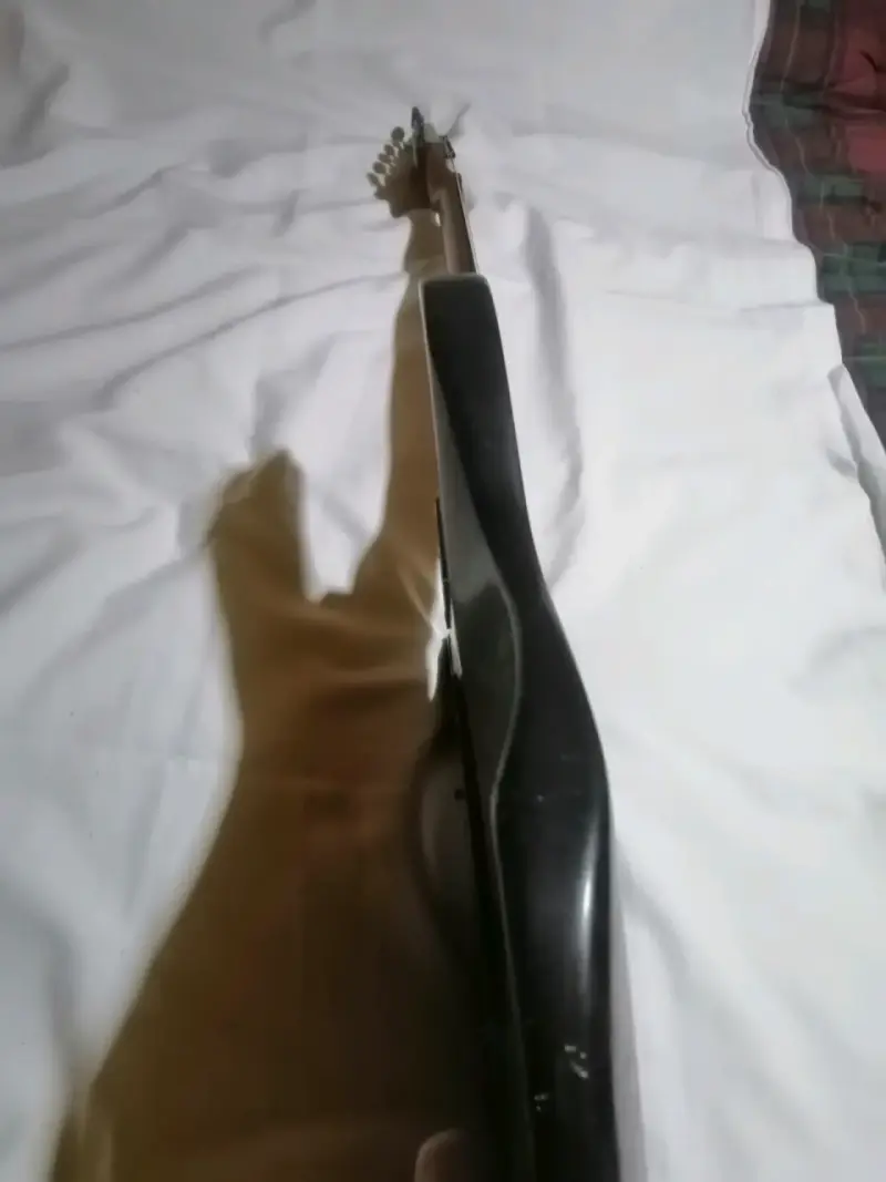 Guitarra negra de adorno - 3