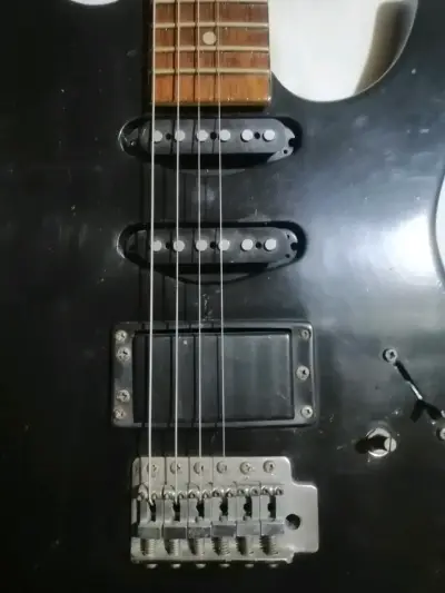 Guitarra negra de adorno - miniatura 4