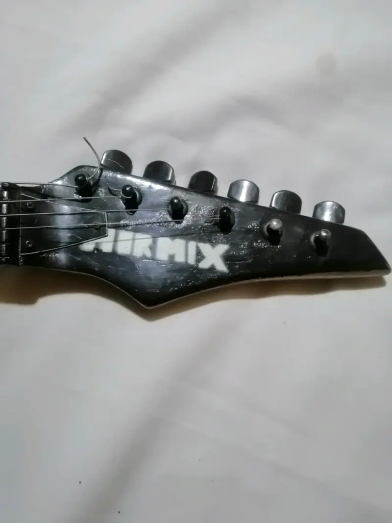 Guitarra negra de adorno - 5