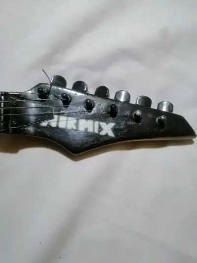 Guitarra negra de adorno - miniatura 5