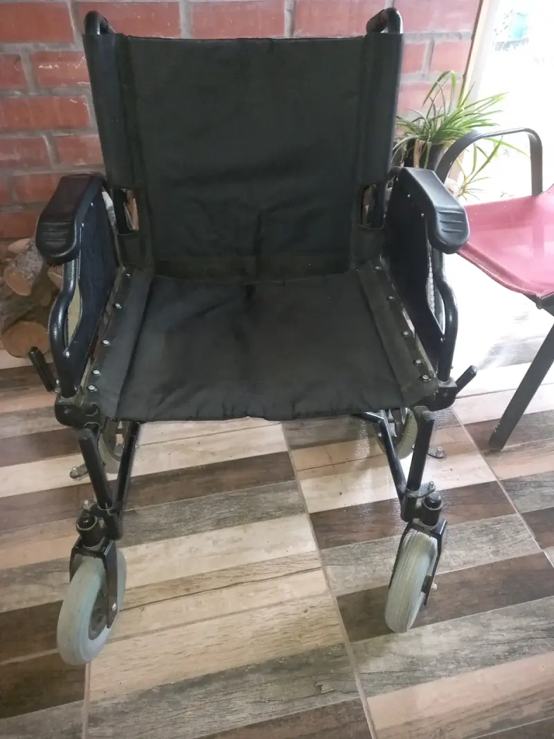 Silla de ruedas plegable negra en buen estado