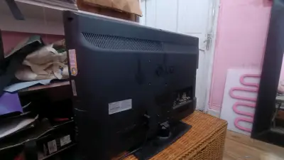 Televisor LG pantalla plana 32 pulgadas - miniatura 2