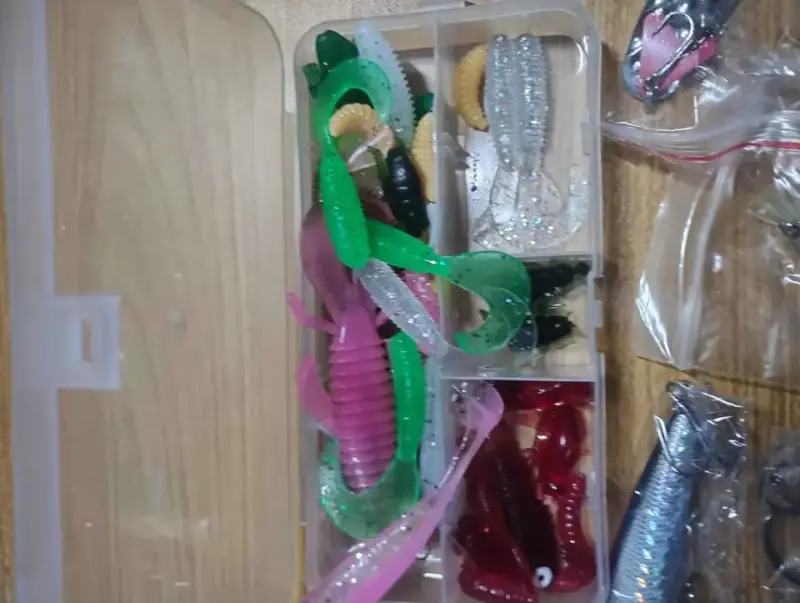 Set de señuelos de pesca variados con caja - 3