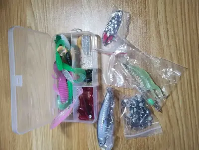 Set de señuelos de pesca variados con caja - miniatura 4