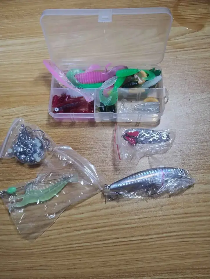 Set de señuelos de pesca variados con caja - 1