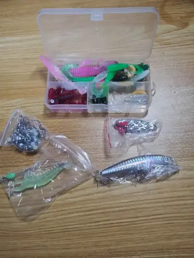Set de señuelos de pesca variados con caja - miniatura 1