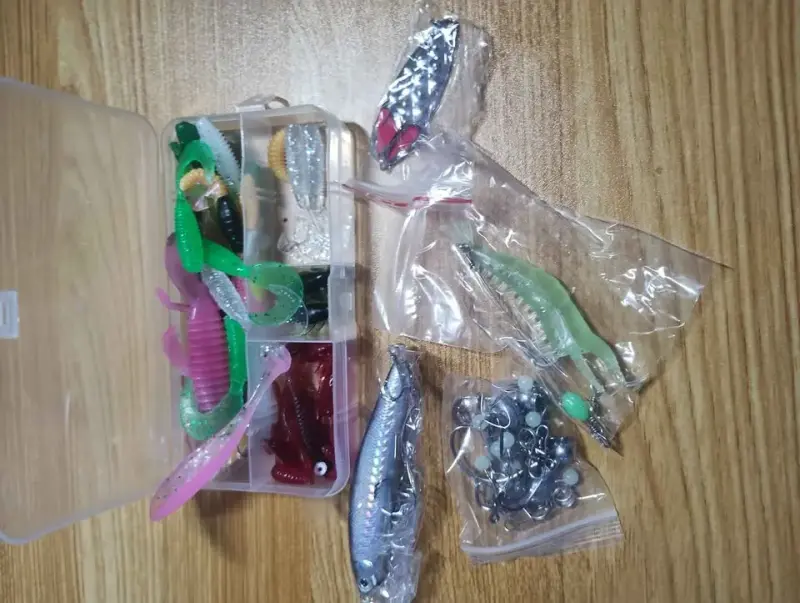 Set de señuelos de pesca variados con caja - 2