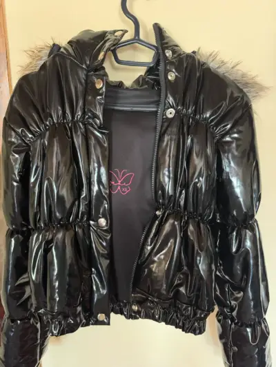 Chaqueta acolchada negra con capucha de piel sintética - miniatura 1
