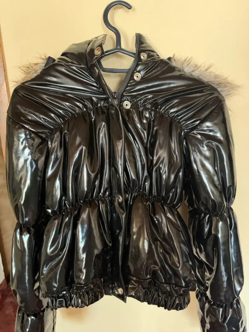 Chaqueta acolchada negra con capucha de piel sintética - 2