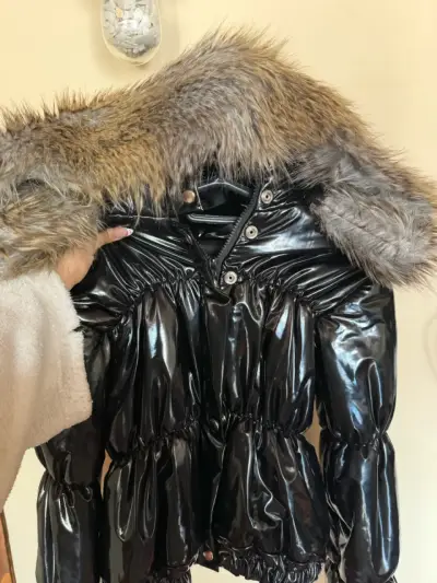 Chaqueta acolchada negra con capucha de piel sintética - miniatura 3