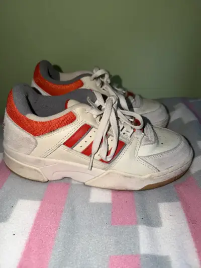 Zapatillas deportivas blancas y rojas Adidas Torsion - miniatura 1