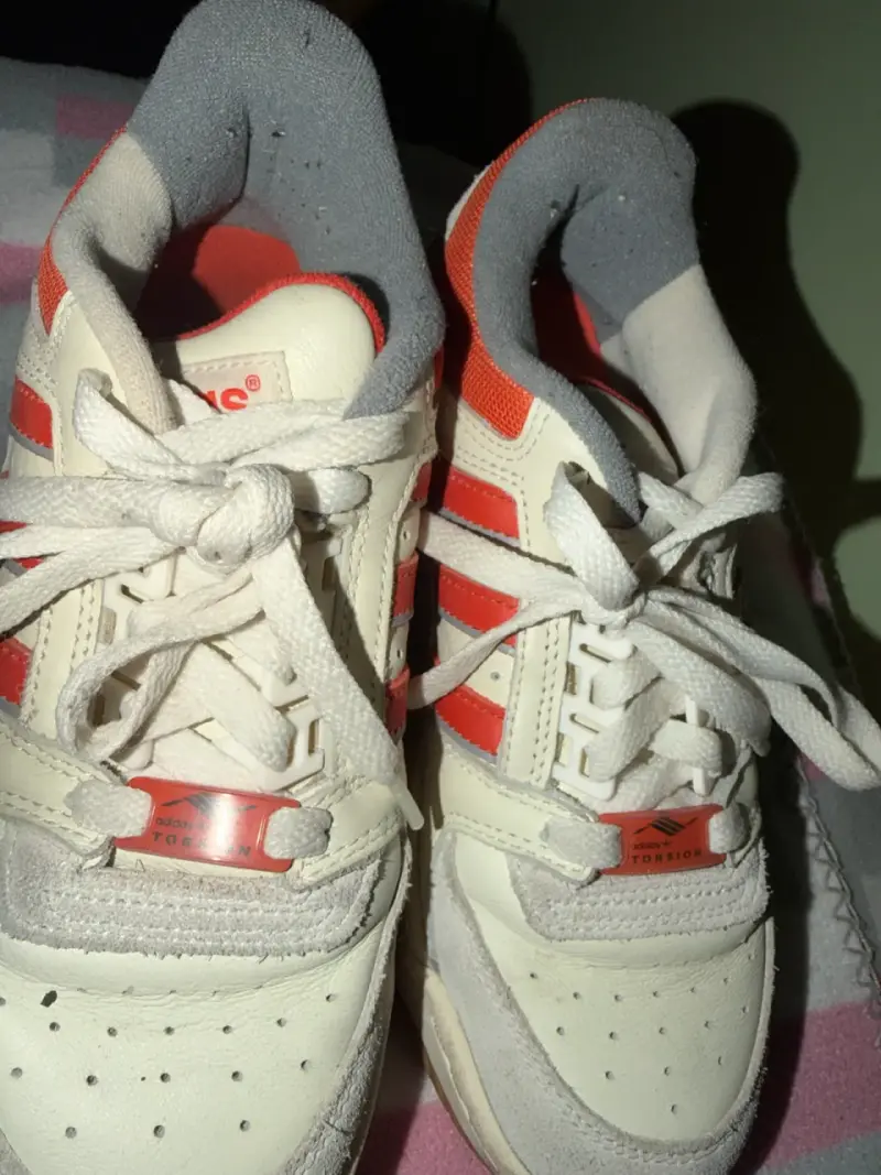 Zapatillas deportivas blancas y rojas Adidas Torsion - 2