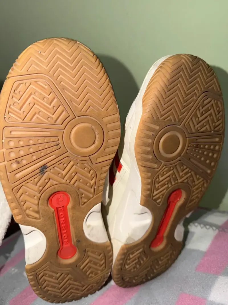 Zapatillas deportivas blancas y rojas Adidas Torsion - 3