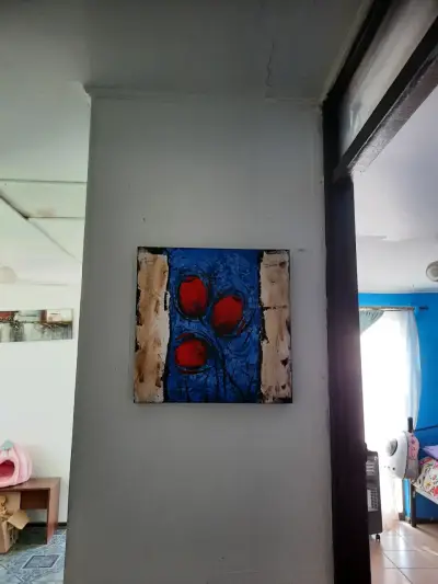 Cuadro Abstracto con Flores Rojas y Fondo Azul - miniatura 2