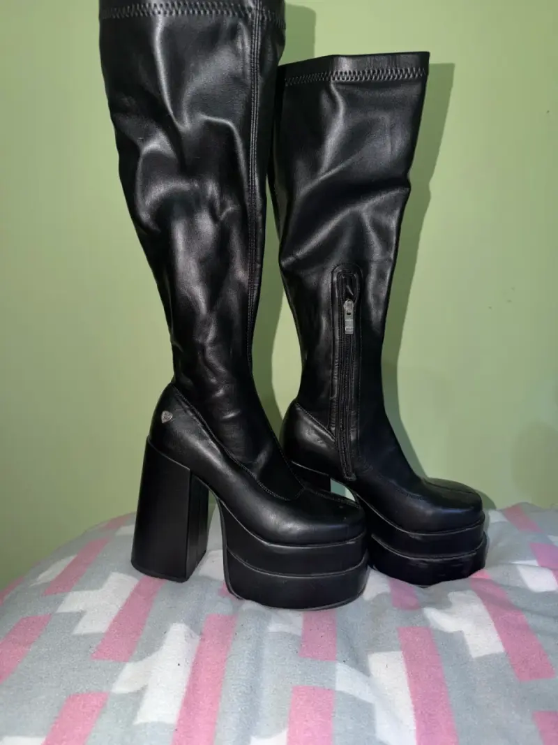 Botas negras de plataforma con tacón alto - 1
