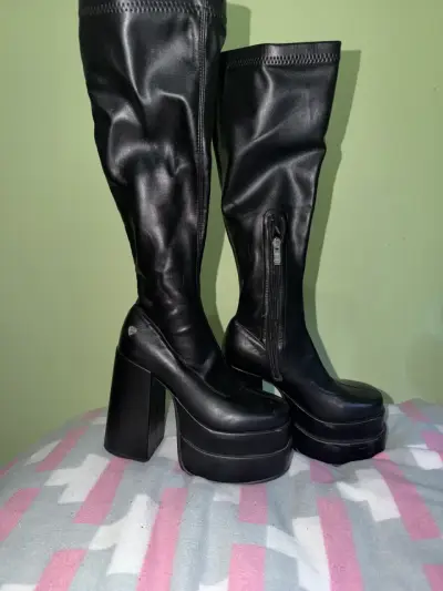 Botas negras de plataforma con tacón alto - miniatura 1