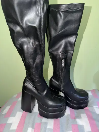 Botas negras de plataforma con tacón alto - miniatura 2