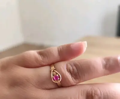 Anillo de oro con piedra fucsia - miniatura 1