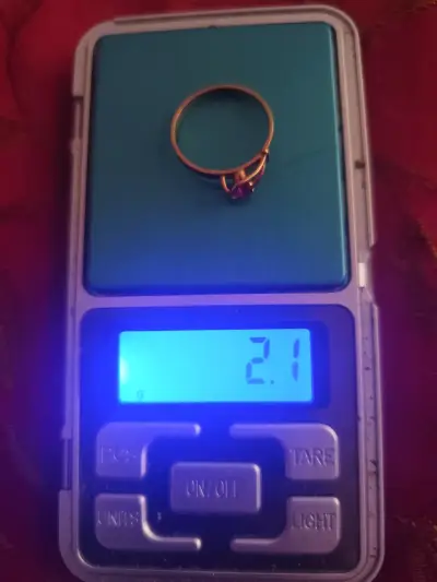 Anillo de oro con piedra fucsia - miniatura 2
