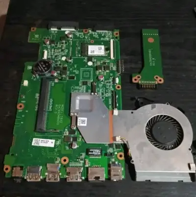Placa madre para laptop con ventilador incluido - miniatura 1
