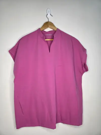 Blusa rosa sin mangas Mandala. Traje clínico - miniatura 1