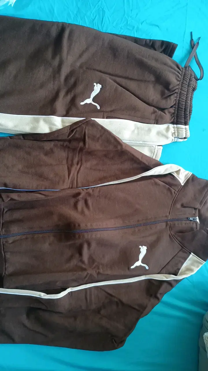 Conjunto deportivo marrón Puma con franjas beige