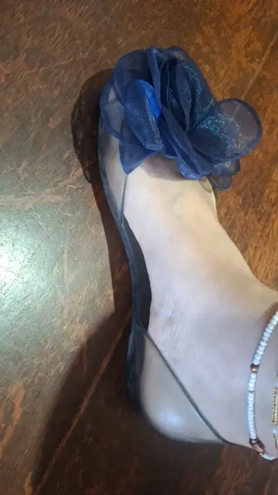 Zapatos transparentes con flor azul para mujer - miniatura 1