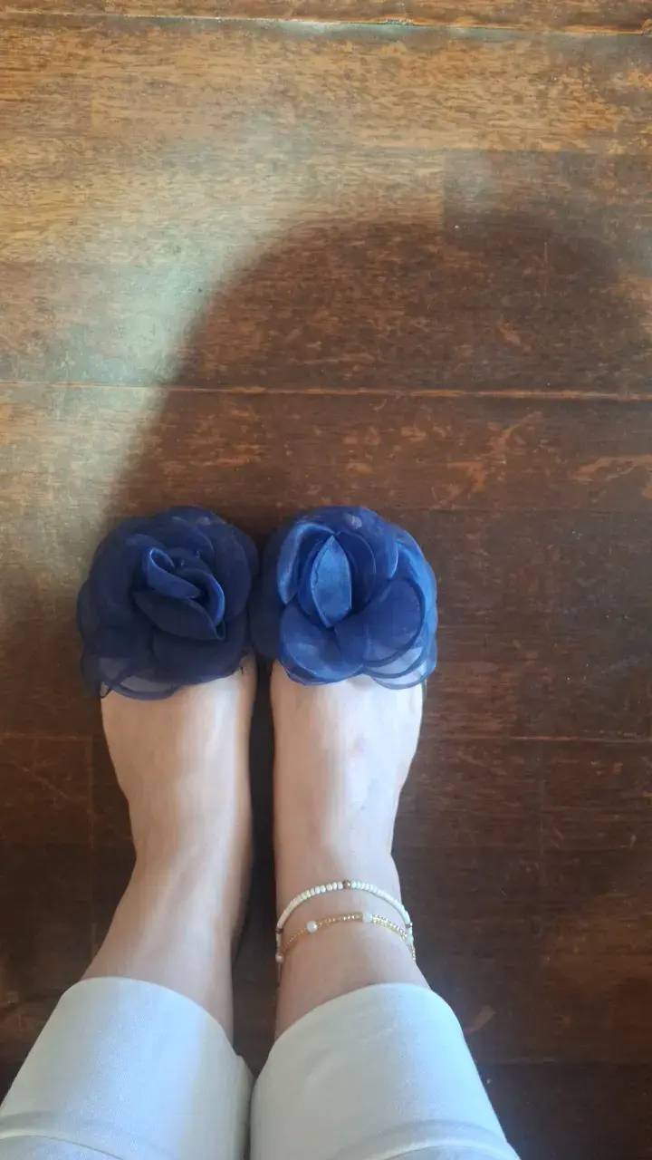 Zapatos transparentes con flor azul para mujer - 2