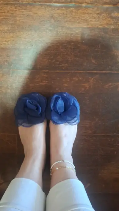 Zapatos transparentes con flor azul para mujer - miniatura 2