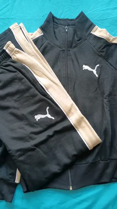 Conjunto deportivo negro y beige Puma para hombre - miniatura 3