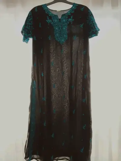 Vestido largo negro con bordado turquesa - miniatura 1
